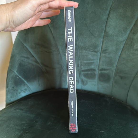 The Walking Dead All Out War AP Edition (Image Comics, 2014) Hardcover - Picture 4 of 4